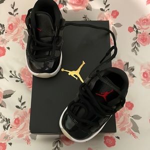 Jordan , retro Low, like new, never walked in black sparkly color